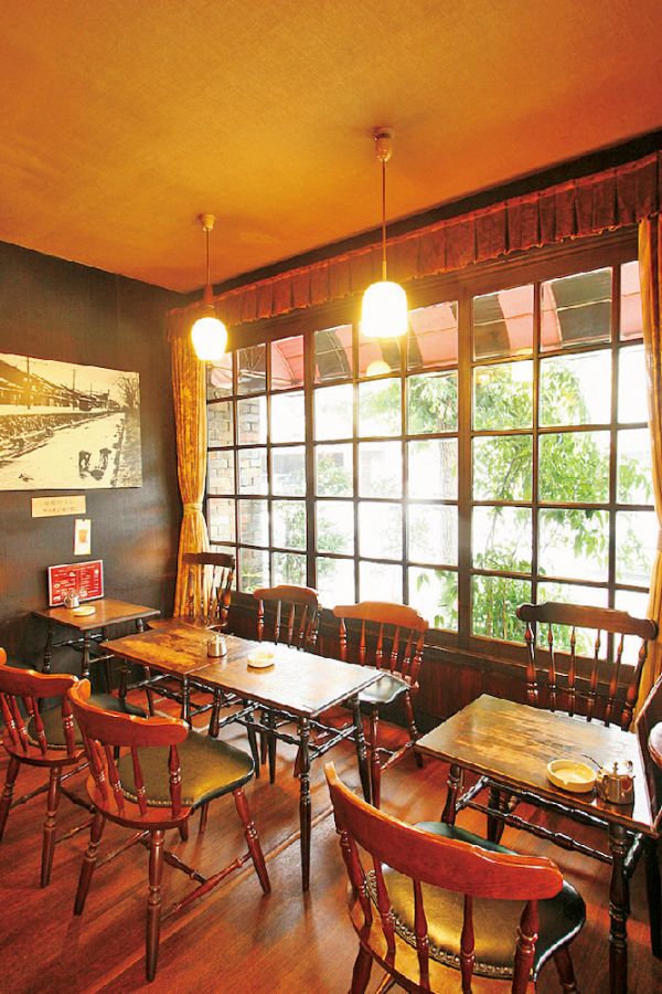 喫茶チロル店内