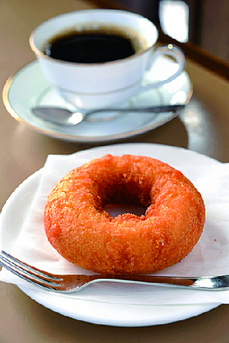 六曜社「ハウスブレンド」500円、ホームメイドの「ドーナツ」180円