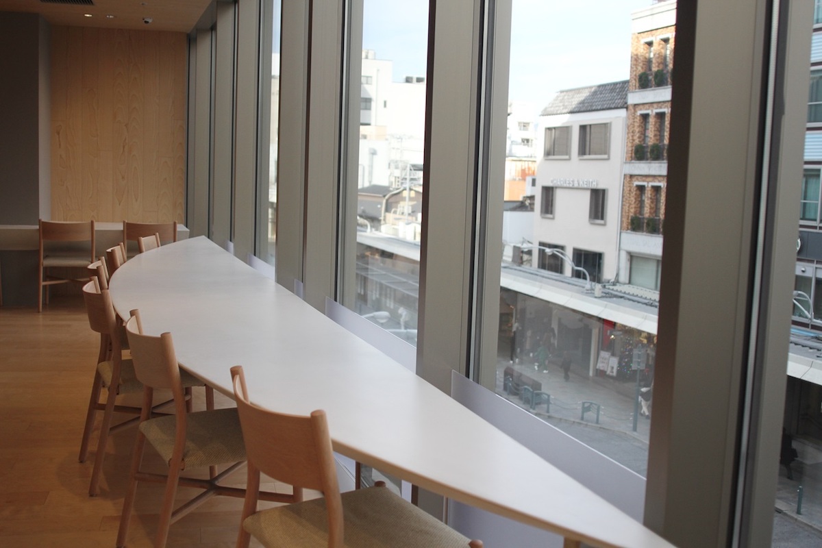 窓際の席からは四条河原町通りが見渡せる