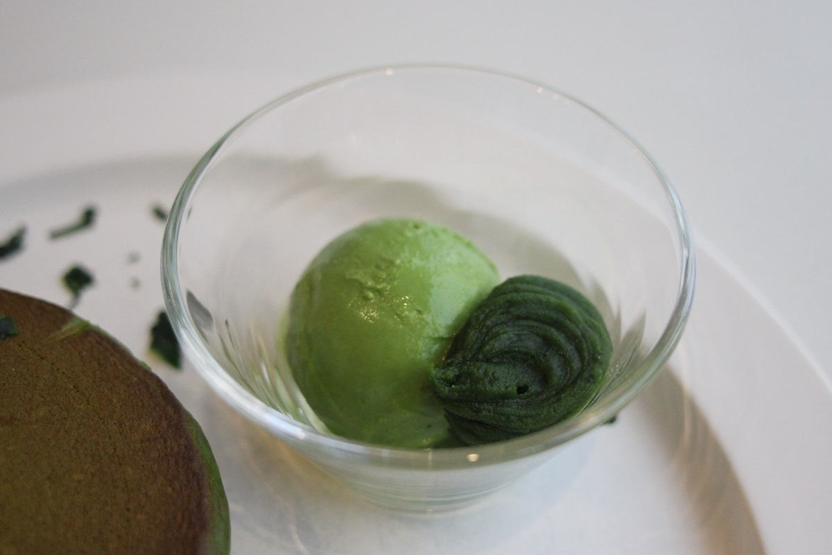 濃厚な抹茶アイスクリームと手摘みの抹茶餡。これを目当てに通いたくなるほど絶品！