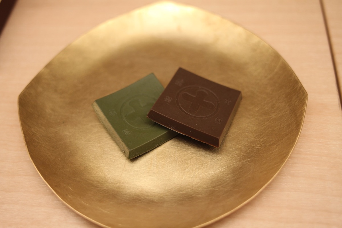 左「濃いめの抹茶チョコレート」、右「濃いめのほうじ茶チョコレート」各1箱6個入り690円