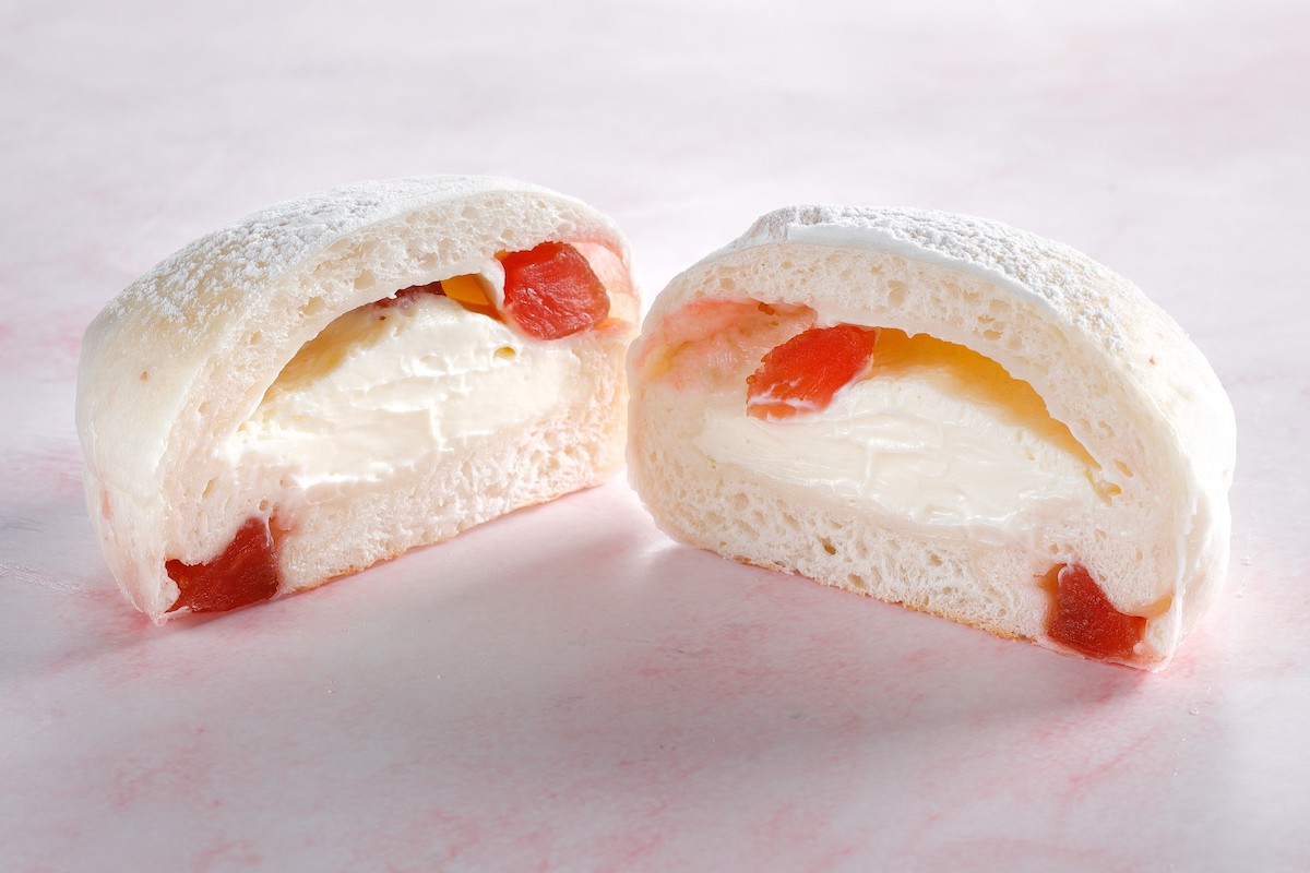 「いちごとサワークリームの白パン」350円