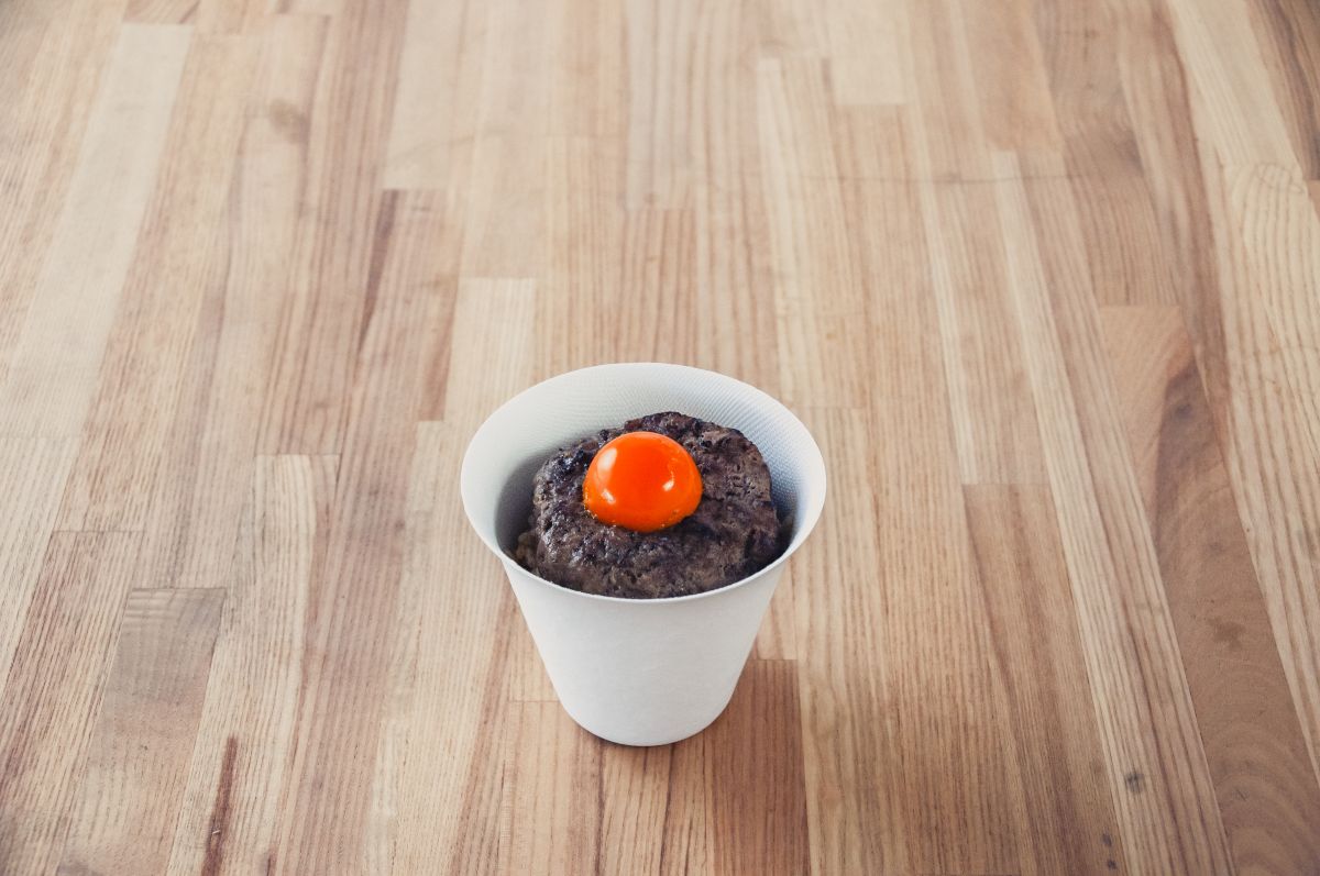 「松飯炭（マンハッタン）」1000円 ※卵黄ソースは加熱済の加工品です