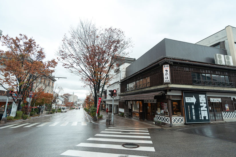 その名の通り、善光寺交差点の角に佇む店