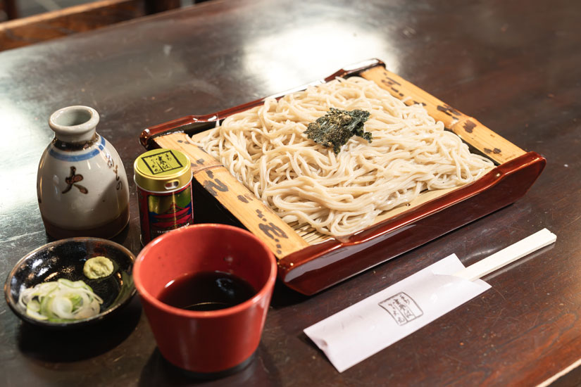 「特製手打ち さらしな」1100円。やや甘めのそばつゆが、そばの旨みを引き立てます