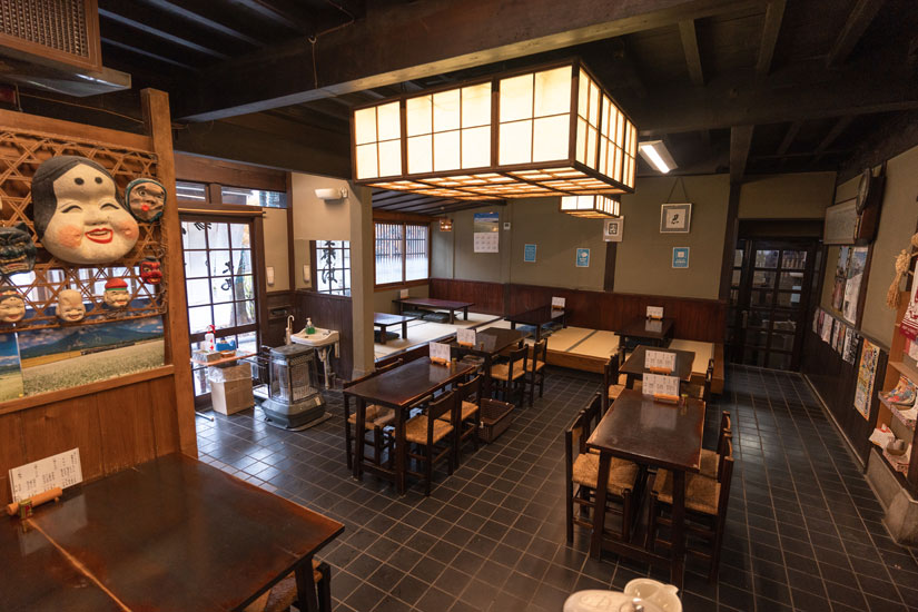 建物2棟をつなげた広い店内。先代が集めた民芸品やアンティークのそば猪口などが並びます