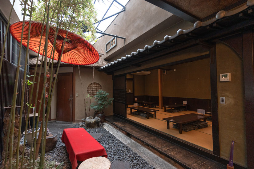 中庭を挟んでゆったり落ち着いたお座敷席も