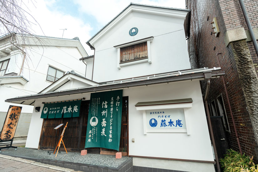 善光寺表参道の中程に位置。蔵造りを思わせる建物と古い看板が目印です