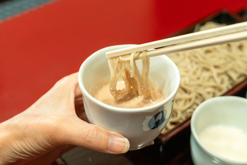 すったクルミをきりりとしたそばつゆと合わせた「くるみ」つゆは、あと引くおいしさ