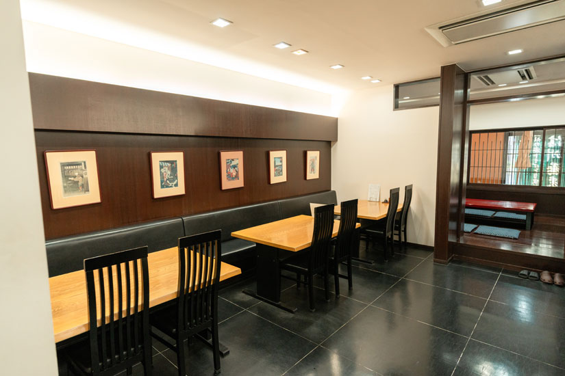 建物は15年ほど前に改装。小上がりの席や、ひとりでも気兼ねなく過ごせるカウンター席も