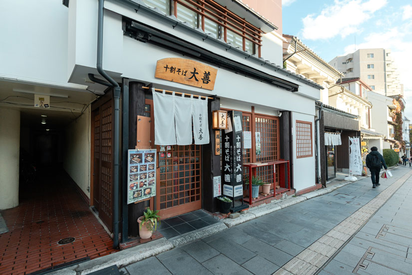 大門町交差点から長野駅寄りに1分ほど行ったところに店を構えています