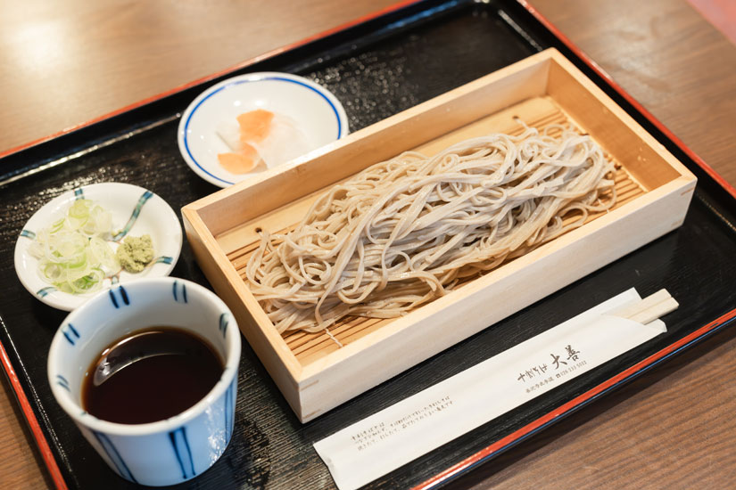 コシのある逸品「十割そば」800円。更科そばも味わえる「二色そば」1000円や、「本日の天ぷら」5品550円も人気