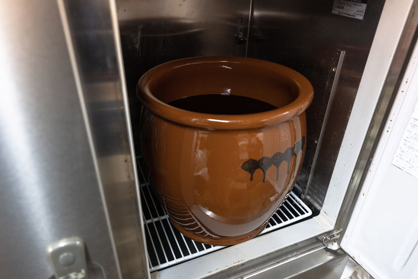 そばつゆのかえしは、甕でじっくり寝かせてまろやかに