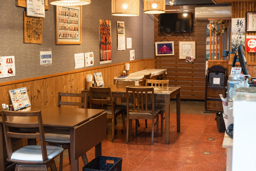 気取らない店内で本格的なそばが楽しめます。注文はタブレットで