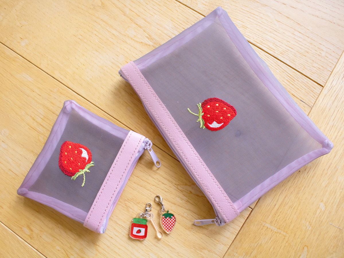 SOUVENIR GALLERY / 2号館2F「いちご刺繡メッシュポーチ いちごチャーム」