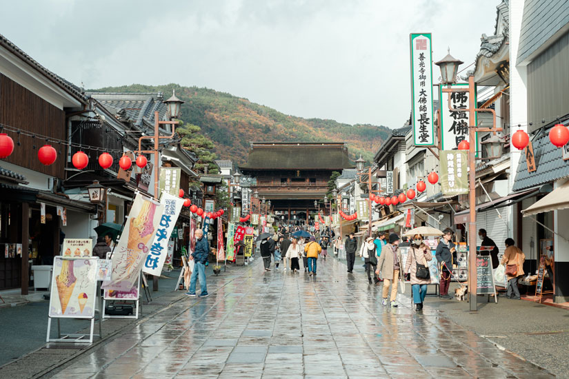 土産物屋や飲食店が立ち並ぶにぎやかな仲見世通り