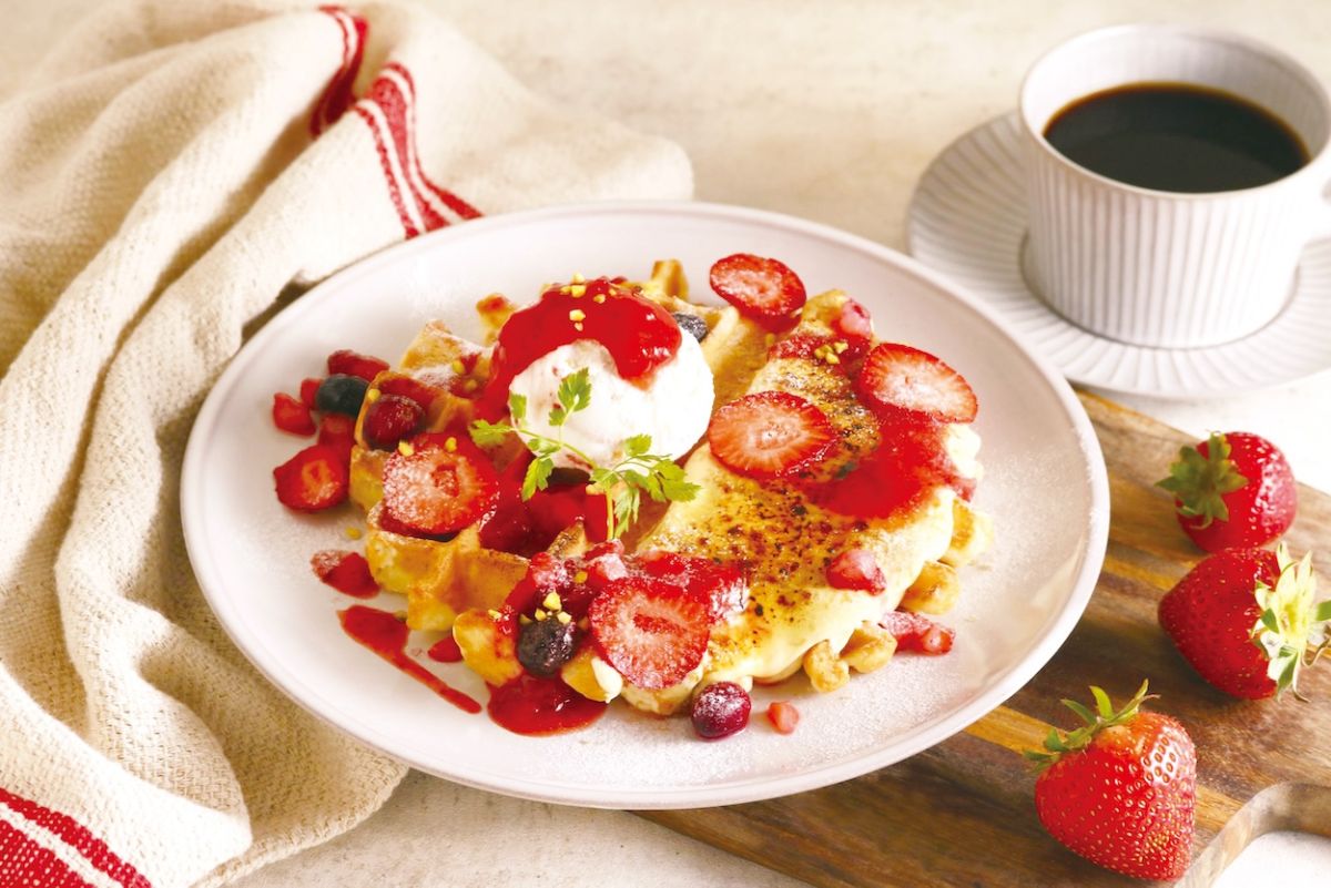 「苺とベリーのブリュレワッフル」1078円/ココノハ