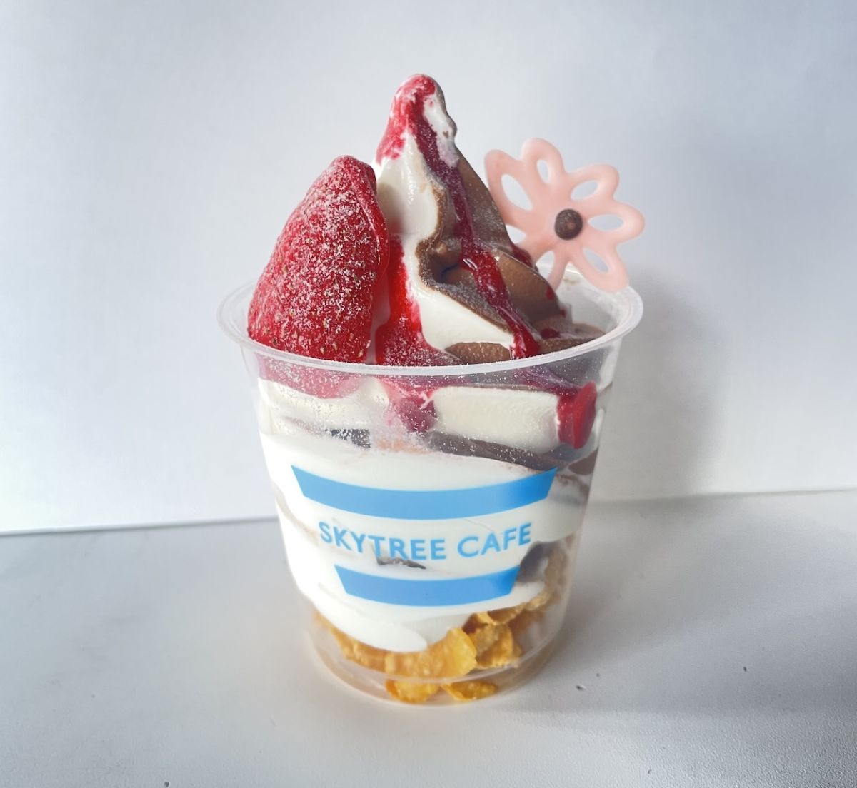 「ストロベリーショコラミックスソフト」750円/SKYTREE CAFE