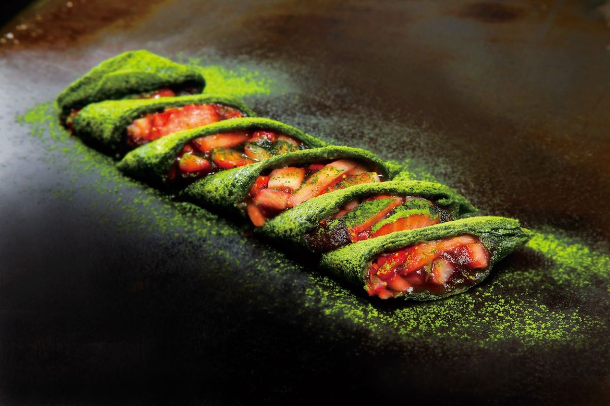 「いちごまっちゃあんこ巻き」1089円/月島名物もんじゃ だるま