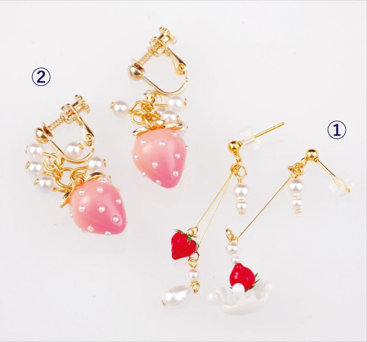  ①「いちごミルククラウン ピアス・イヤリング」3850円、②「いちごとパールのピアス・イヤリング」2860円/コトモノマルシェ