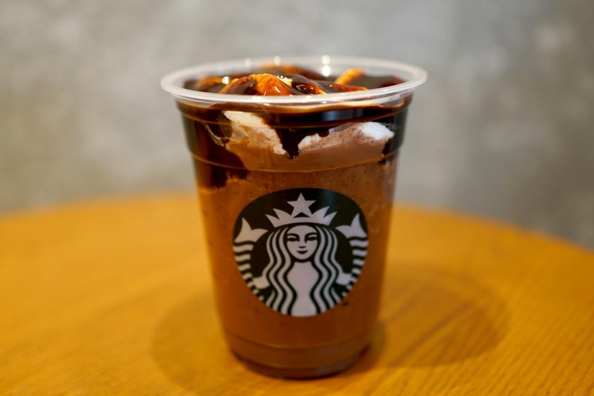 「オペラ フラペチーノ®」Tallサイズのみ 776円（持ち帰り）、790円（店内利用）※アーモンドミルクを使用しています。アーモンドミルクは牛乳や乳飲料ではありませんが、本商品には乳成分を含みます。