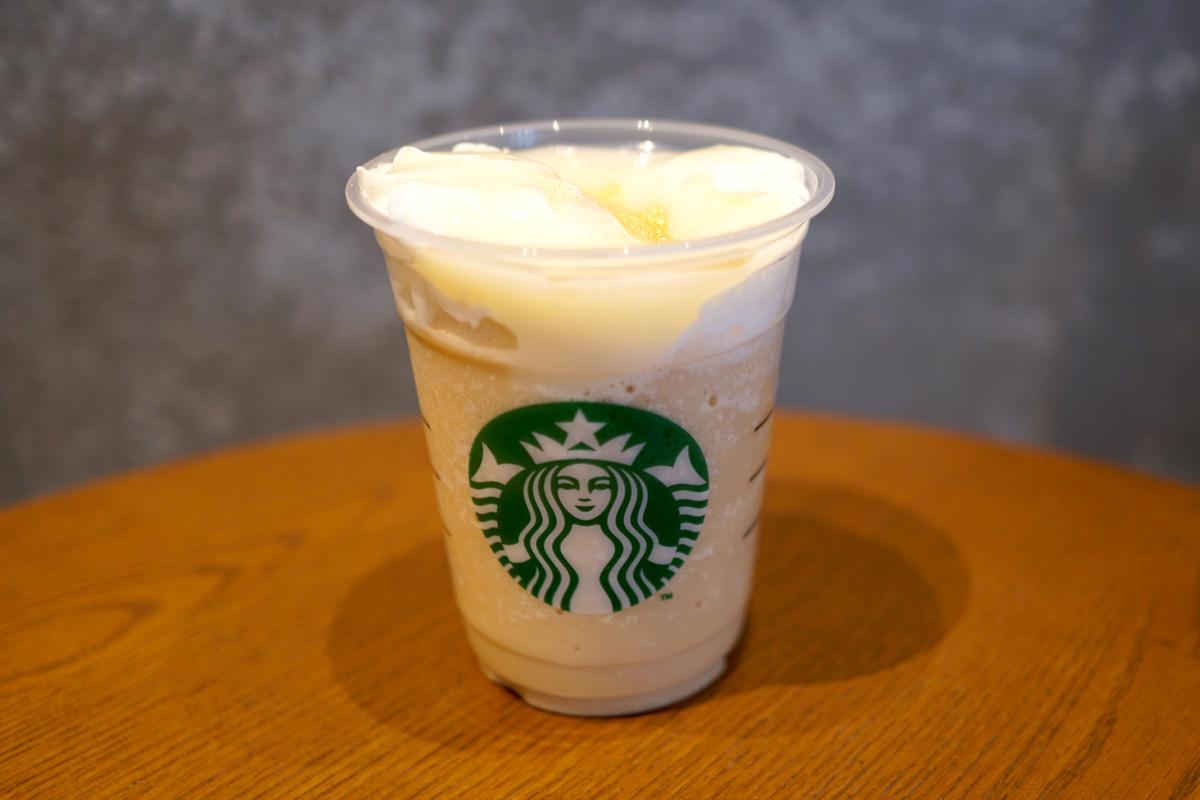「ホワイト オペラ フラペチーノ®」Tallサイズのみ 776円（持ち帰り）、790円（店内利用）※アーモンドミルクを使用しています。アーモンドミルクは牛乳や乳飲料ではありませんが、本商品には乳成分を含みます。