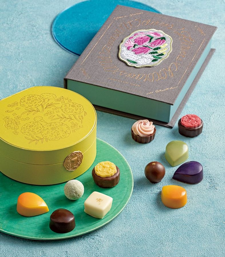 写真上から「プレザントデーブック（12個入り）」2592円、「恋するオレンジ（9個入り）」1728円/花と酒のチョコレート