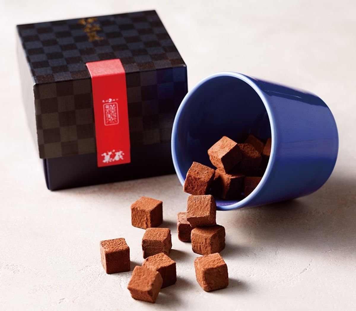 「伊佐美焼酎チョコ 波佐見焼入（スイート）（50g）」2052円/九州焼酎菓蔵