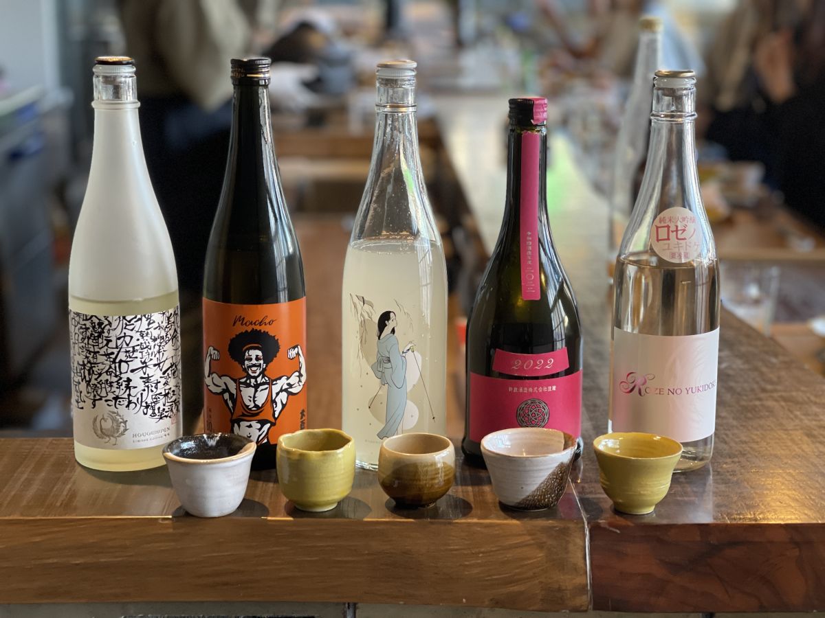 「日本酒」お猪口一杯　各300円　※ドリンクはコース料金に含まれません