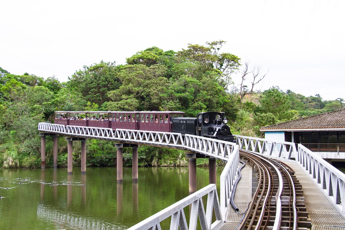 園内を走る沖縄軽便鉄道