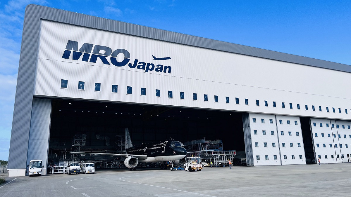 第１滑走路から見える航空機整備専門の格納庫