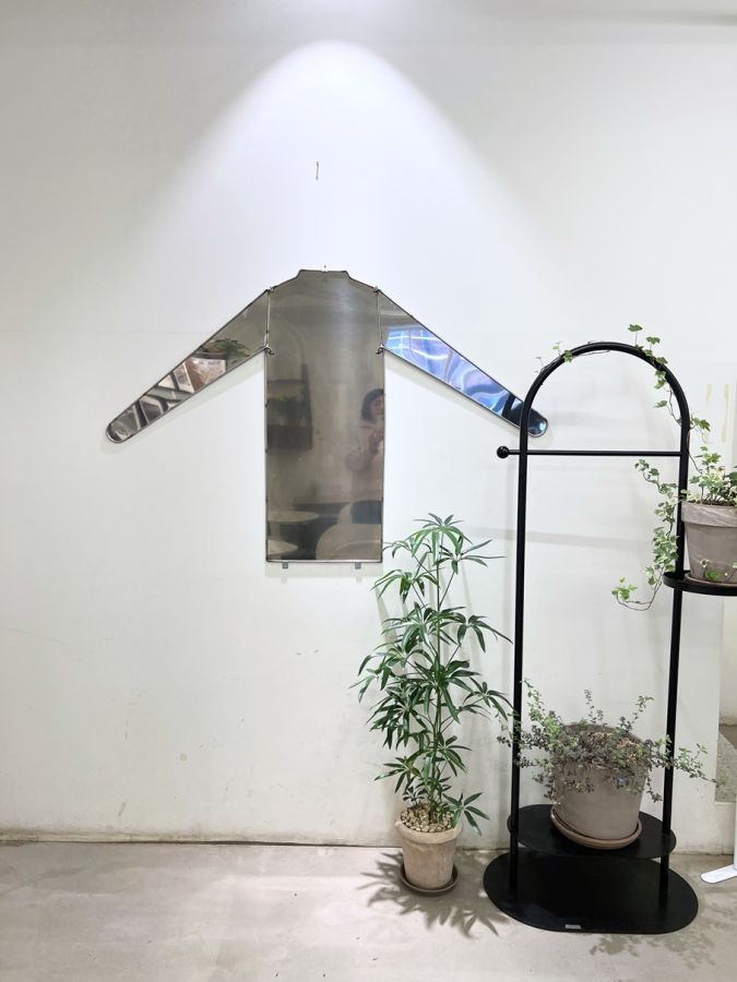 ハンガーのフォルムになっている鏡もインテリアに！