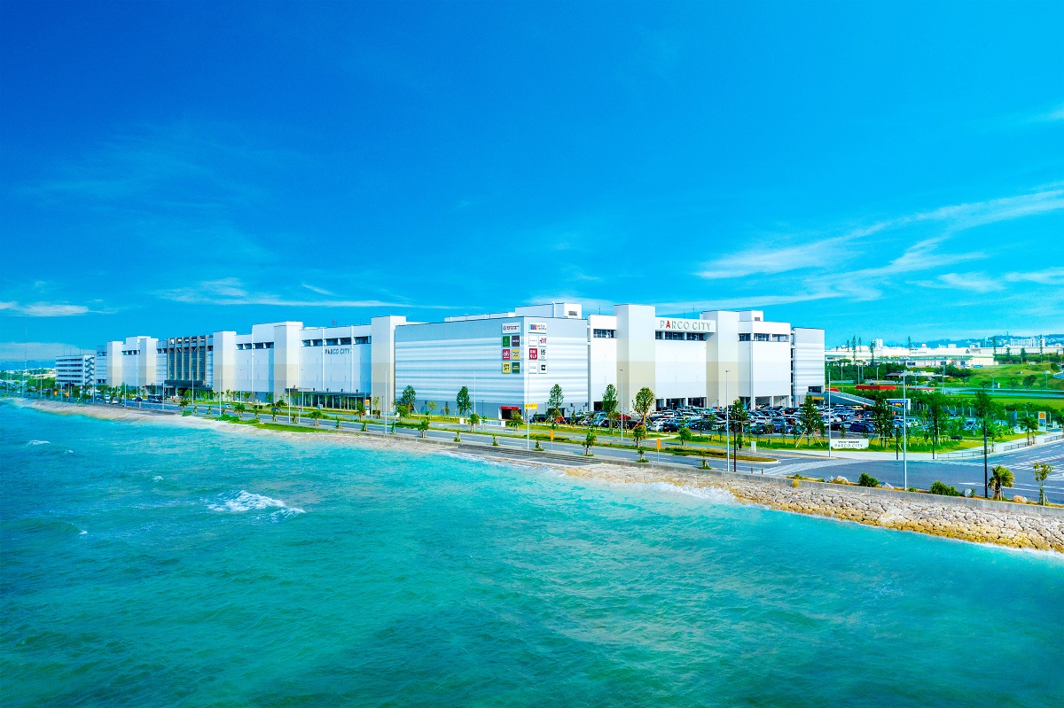 広大な施設の目の前には、沖縄の綺麗な海が広がっています