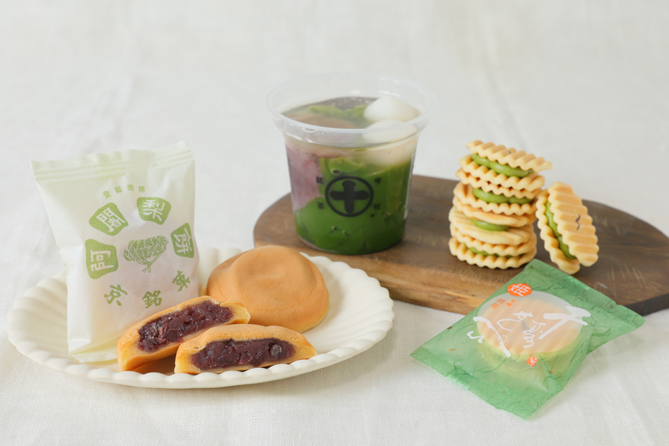 AZKi あずき　東京駅　4点セット Kit Kat Mini Hokkaido Azuki Bean and Strawberry (6 Pack
