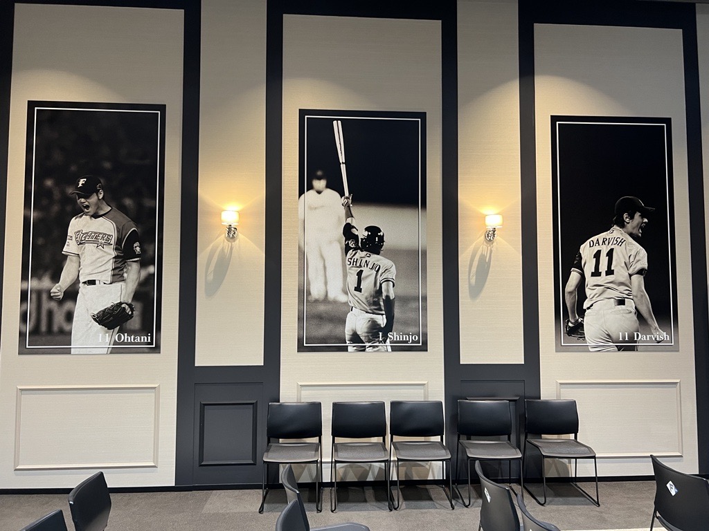 左から大谷翔平選手、新庄剛志監督、ダルビッシュ有選手