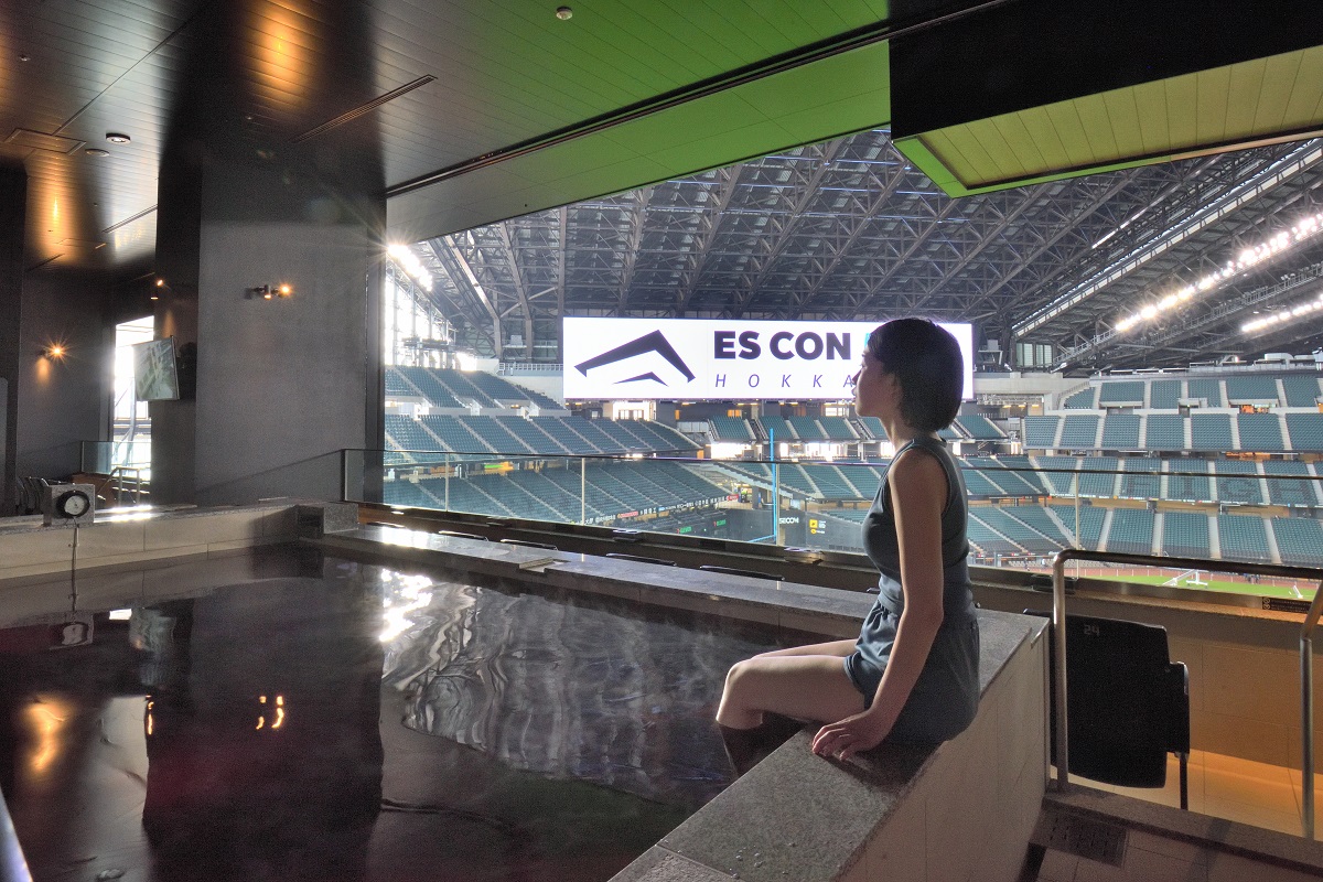 ”フィールドを一望できる球場内天然温泉とサウナ”は世界初だそう。"