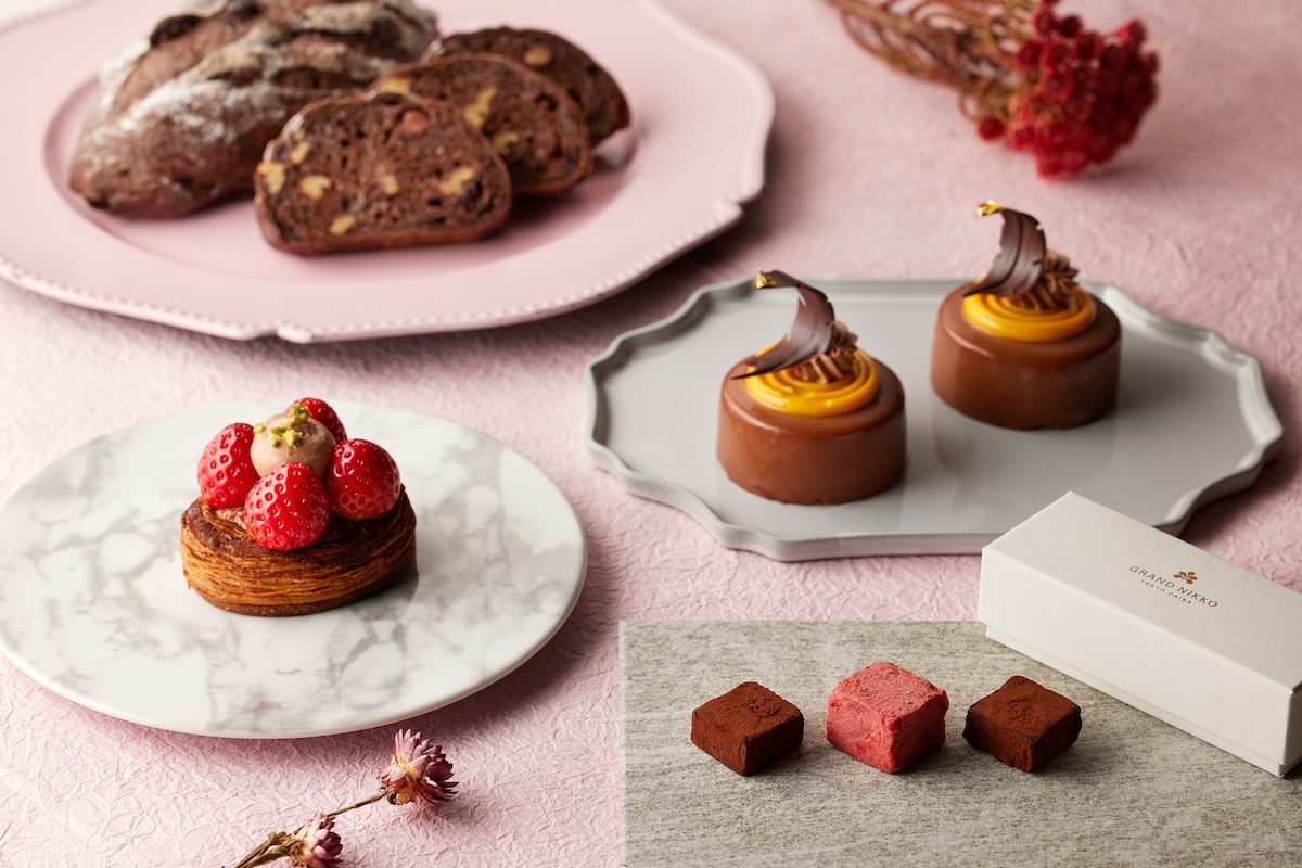 左から時計回りに「いちごとチョコレートのデニッシュ」500円、「チョコレートとクランベリーのハードブレッド」650円、「ムースショコラ キャラメルエキゾチック」700円、「ショコラクリュ」1300円