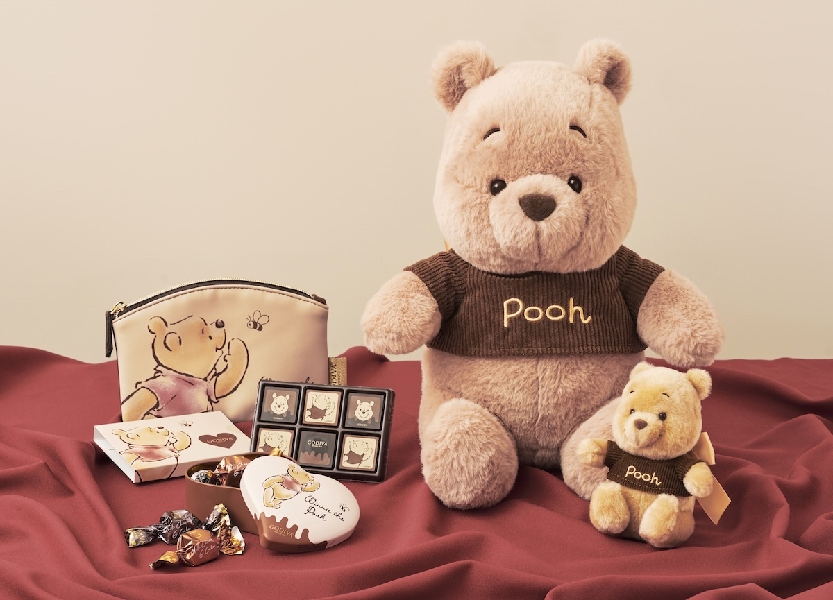 「プーさん オリジナルチョコレート＆ポーチ」2900円、「プーさん G キューブ　ミニハート缶」1800円 、「ぬいぐるみ」4200円。「ぬいぐるみキーチェーン」2200円 © Disney. Based on the “Winnie the Pooh” works by A.A. Milne and E.H. Shepard.