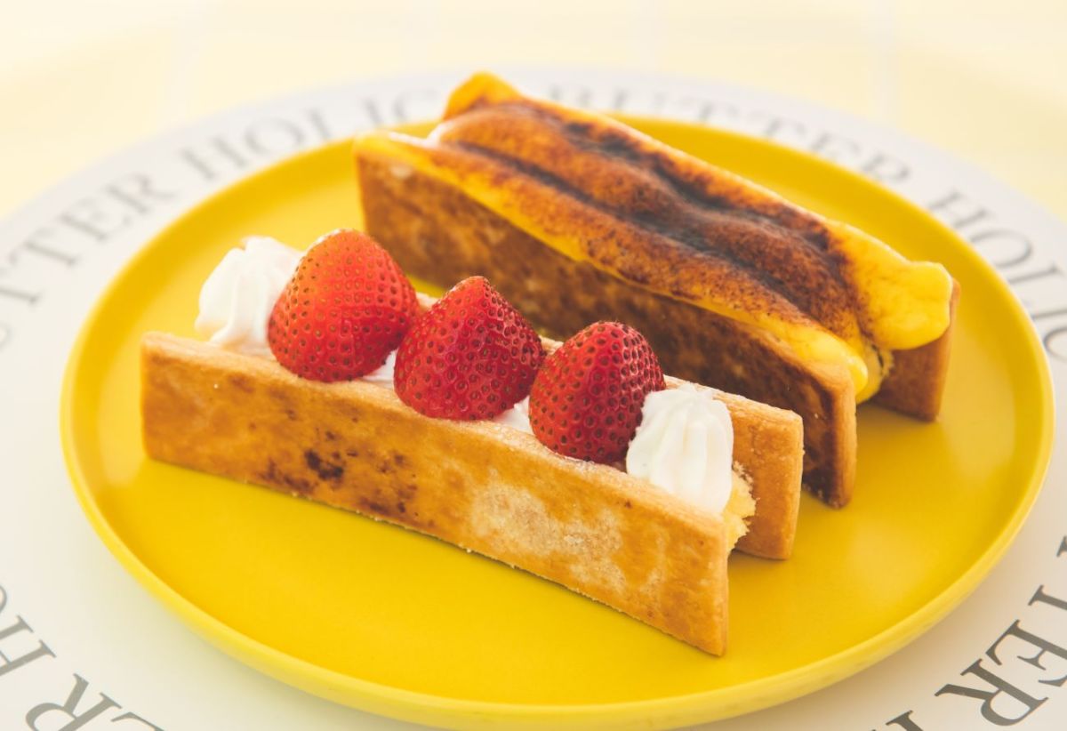 「いちごナポレオン」990円(手前)と「ブリュレ＆ウォールナッツ」790円(奥)