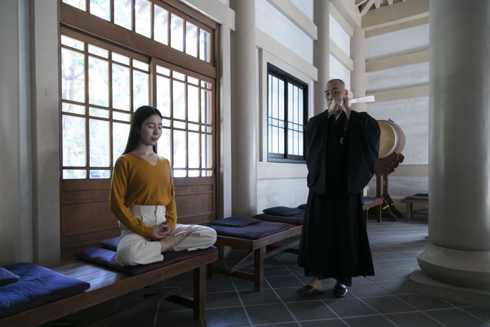 暁天坐禅会の様子