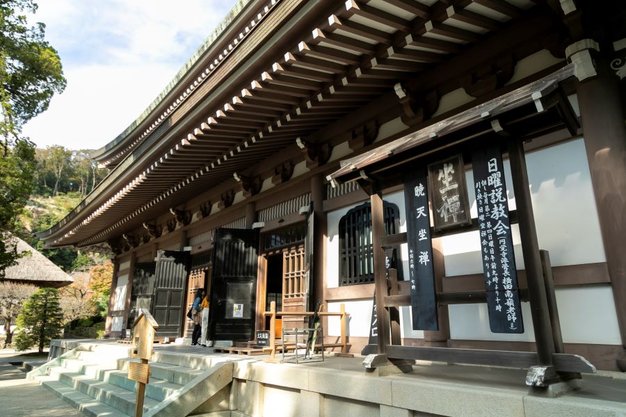 坐禅が行われる仏殿