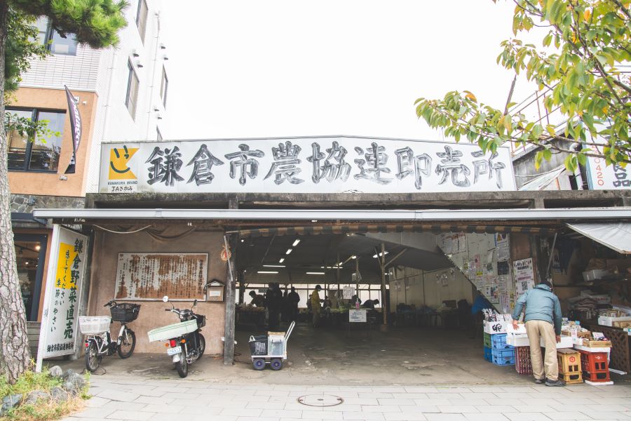 若宮大路に面した市場の入口