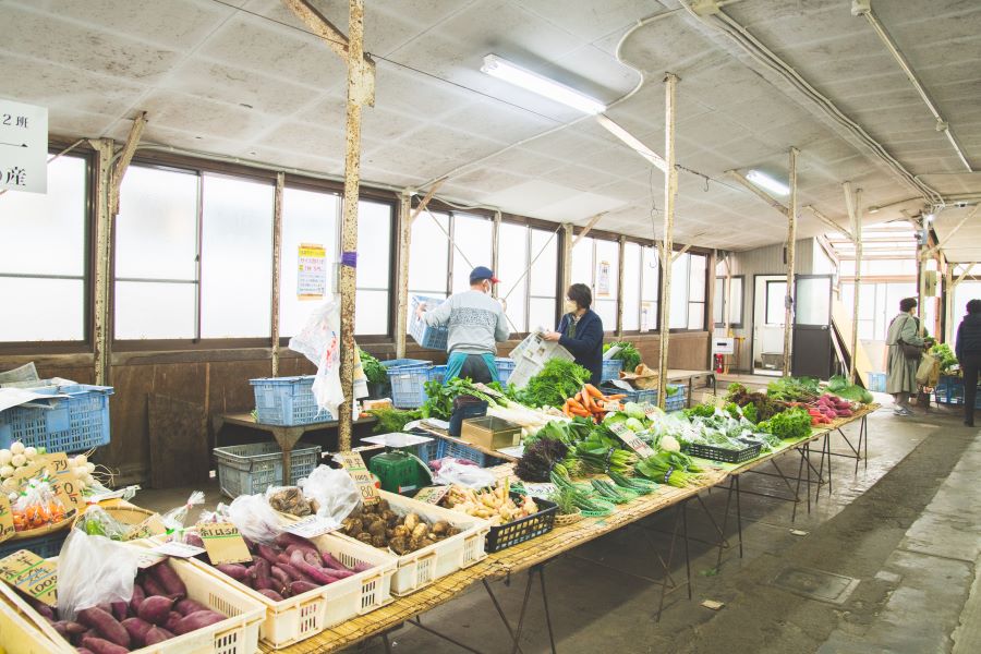 各農家が持ち回りで売り場に立っている