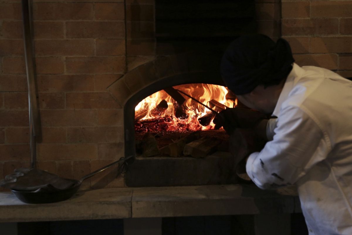 薪は森林整備で伐った木材を使用