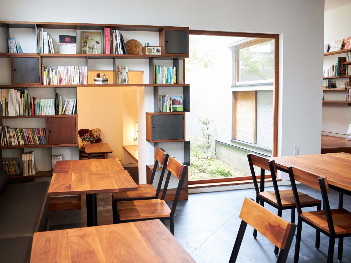 店内からは坪庭を見ることも