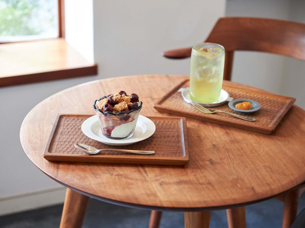 「季節のおやつ・ハセロジ風 黒い森のパフェ」1200円、「冷緑茶」900円