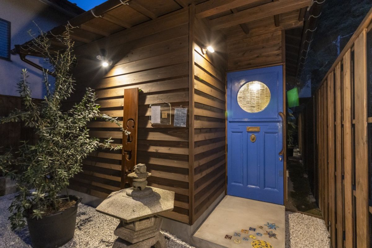 コバルトブルーの扉が目を引く入口