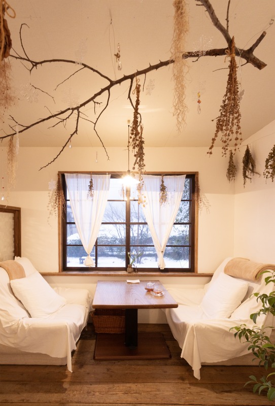 古材のような質感の床や昭和レトロなガラスの衝立など、一つひとつのものから味わい深さを感じます