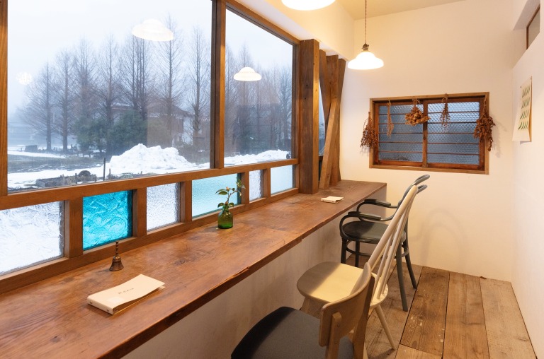 テーブル席から離れた場所にあるカウンターは、本を読んだり、ぼーっとしたり、好きな時間に没頭するのにぴったり