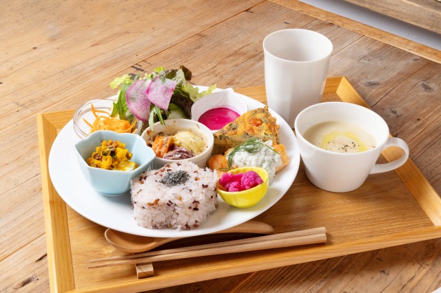 写真はハーブプレートランチ1700円。ヘルシーランチは1550円。どちらも1日10食限定なので予約がオススメです